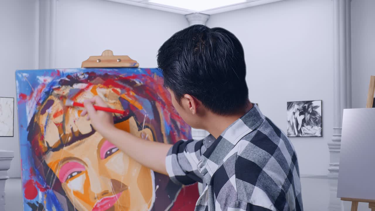 갤러리에서 오일 페인트와 으로 캔버스에 소녀를 그리는 동안 그림 개념을 생각하는 아시아 남성 예술가의 가까운 뒷면