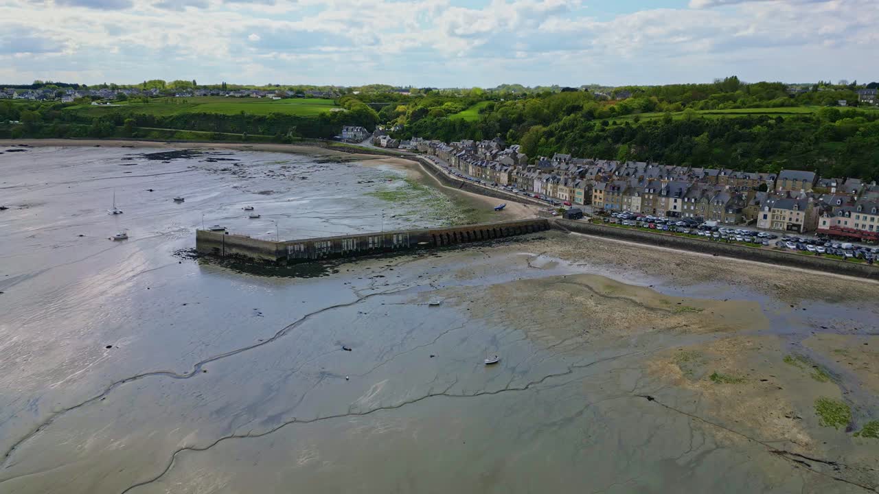 calle de l'épi muelle y playa durante la marea baja, cancale en bretaña, francia