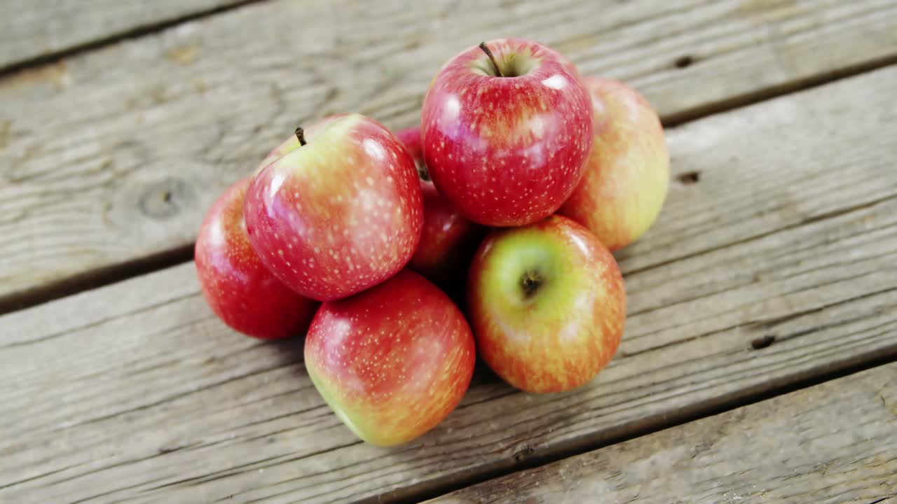 Mele rosse disposte su asse di legno