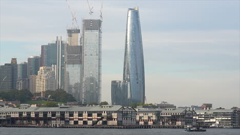 호주 시드니 barangaroo 근처 항구에 작은 보트