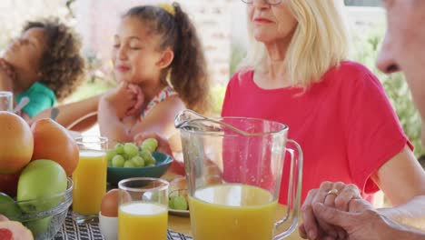 video de familias diversas pasando tiempo juntas y cenando afuera