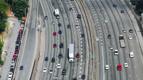 Blick-Aus-Der-Vogelperspektive-Auf-Autos,-Die-Auf-Einer-Breiten-Autobahn-Fahren