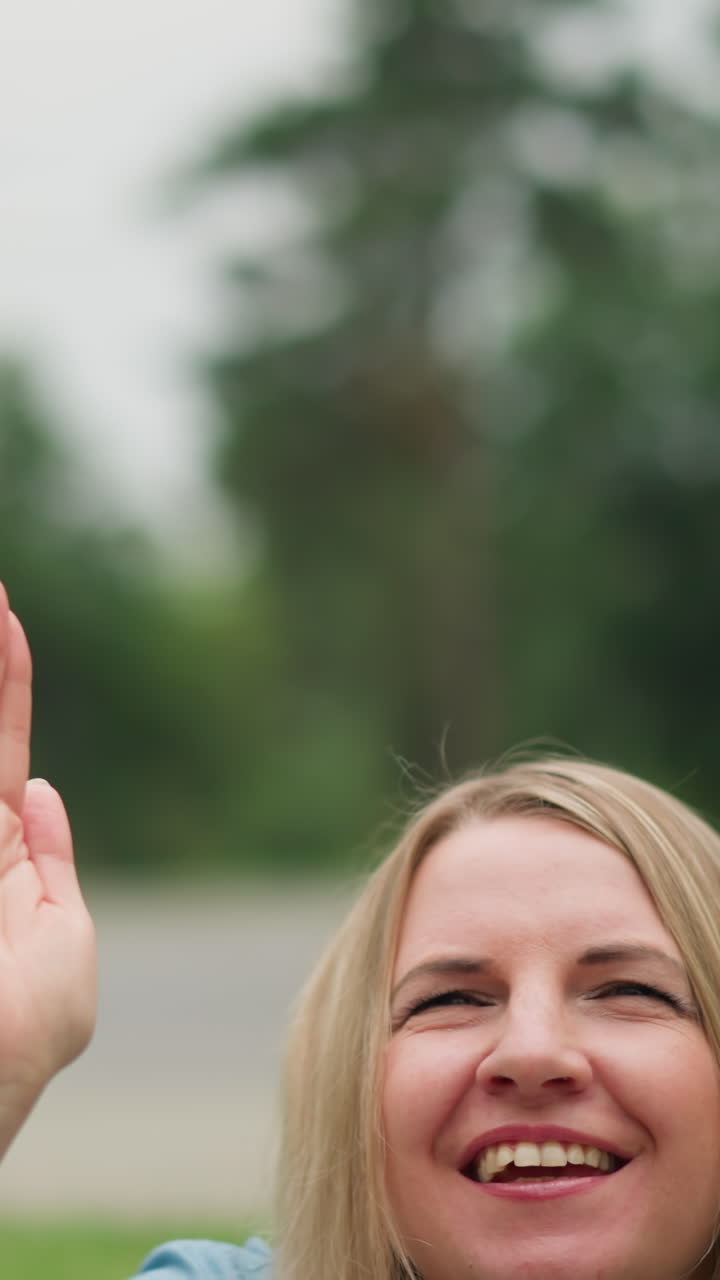 primer plano de una madre compartiendo un momento divertido y alegre con sus dos hijos pequeños, dándoles un alto cinco