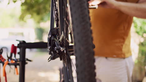 Fahrradteile-Werden-Draußen-Gewartet