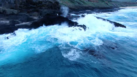 Halona-Espiráculo-En-Hawaii-Disparando-En-Un-Día-Tormentoso-Mientras-Las-Olas-Rompen-Y-Los-Turistas-Miran