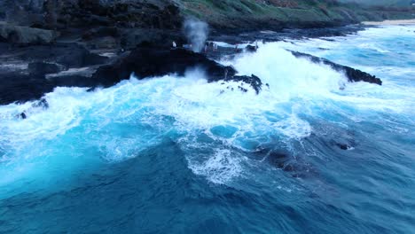halona espiráculo en hawaii disparando en un día tormentoso mientras las olas rompen y los turistas miran