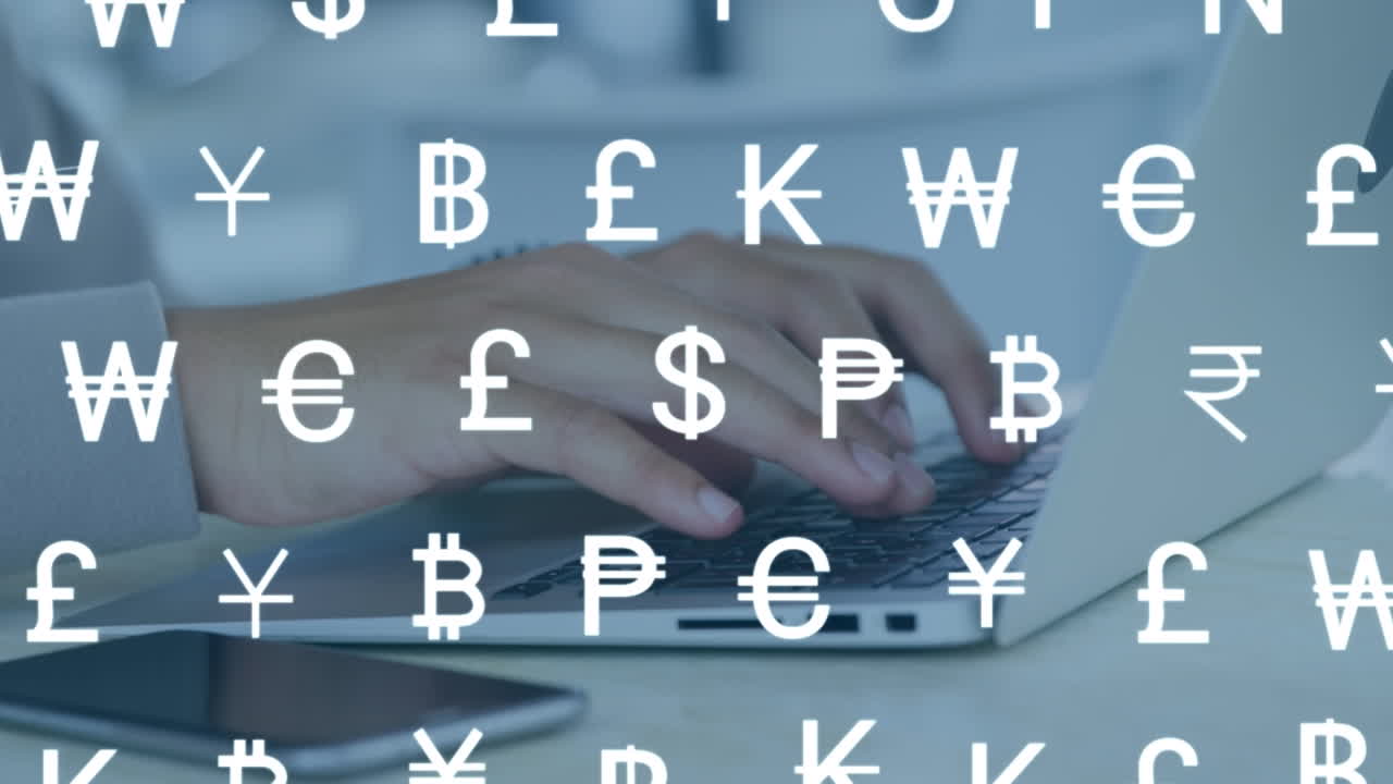 animazione di simboli di moneta che si muovono sulle mani di un uomo caucasico usando un portatile