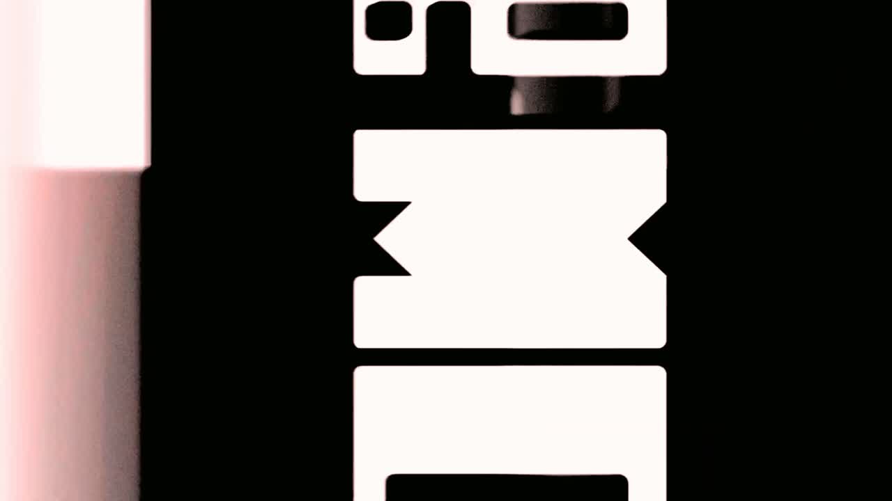 Forme geometriche astratte dinamiche con effetto glitch e grana pellicola