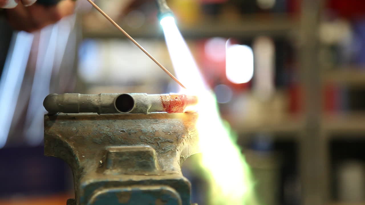 철 파이프에 대한 용접 공정의 극단적인 클로즈업