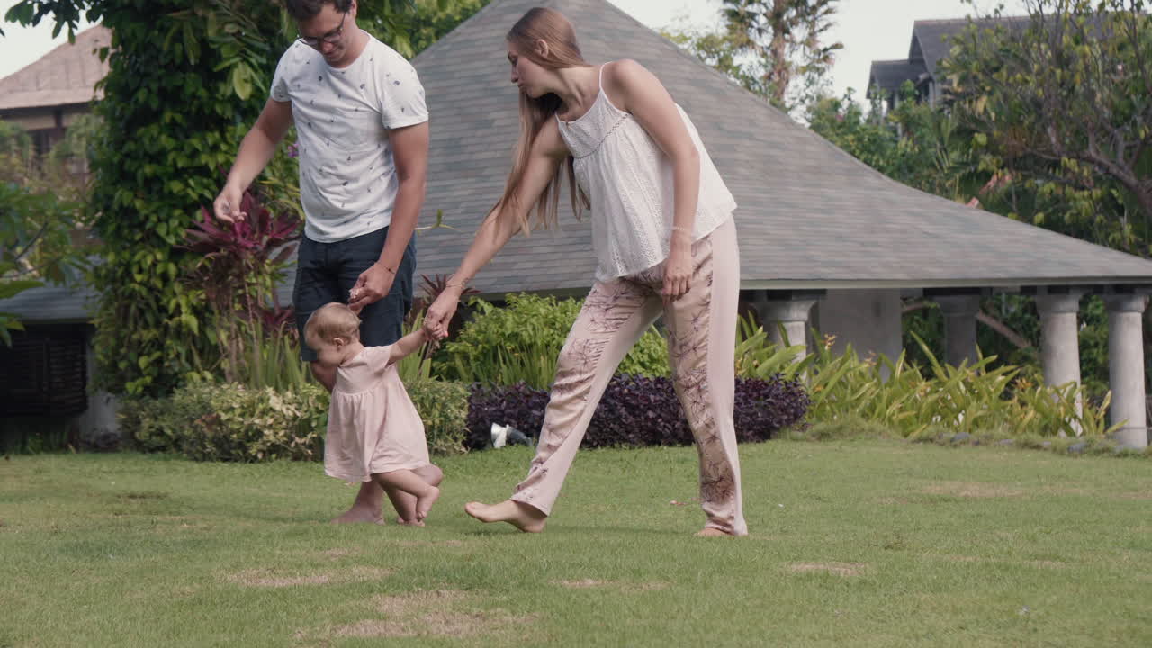 familia caucásica caminando por el jardín