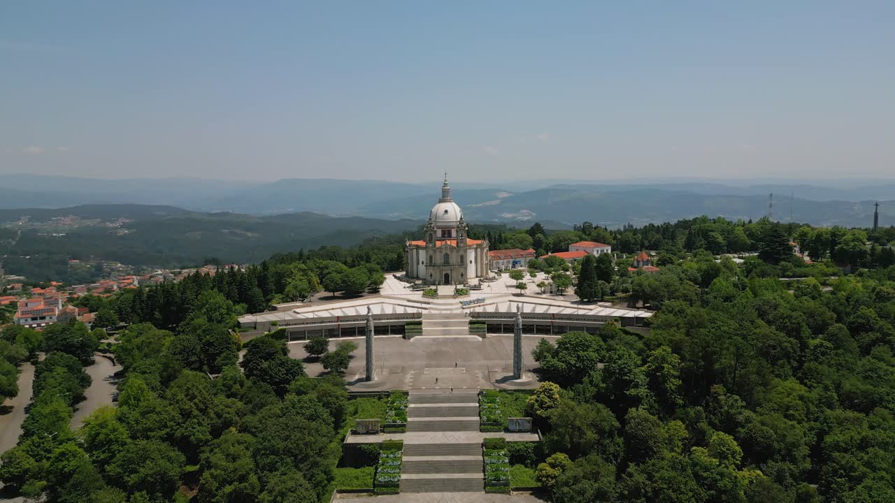 el santuario de braga sameiro en medio de las colinas boscosas, un vuelo aéreo revela