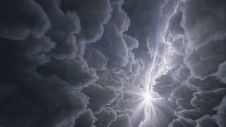 Scena video drammatica di un fulmine che squarcia nuvole scure di tempesta, ripresa da un angolo basso