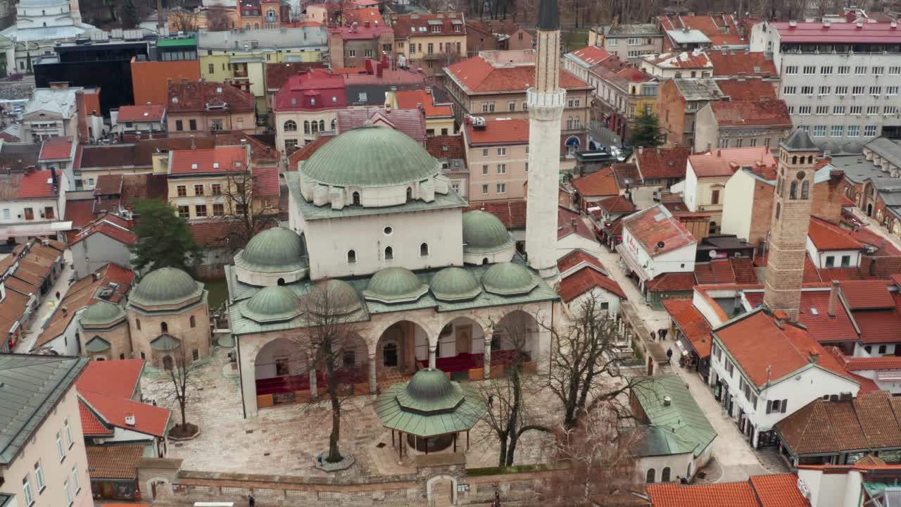 Nhà thờ Hồi giáo Sarajevo ở trung tâm thành phố, thủ đô của Bosnia và Herzegovina, cảnh quay flycam 4K