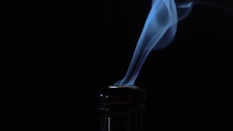 humo del cuello de una botella de cerveza