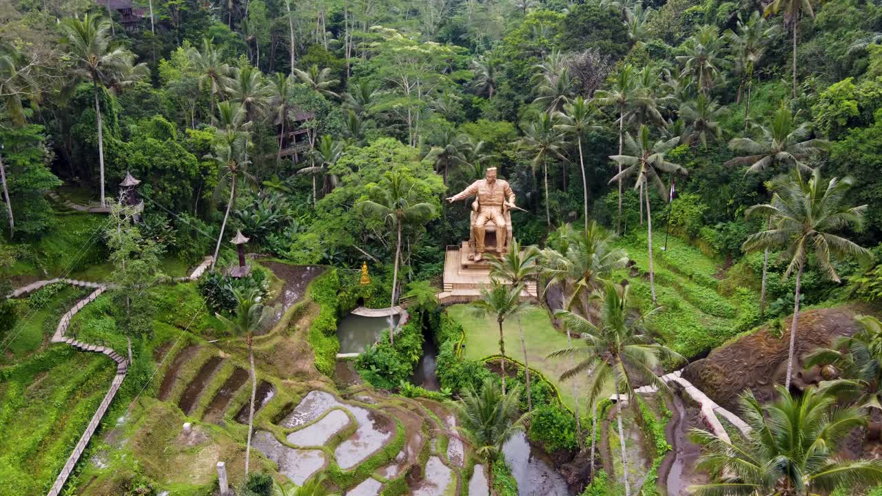 estatua del presidente indonesio soekarno en medio de las terrazas de arroz del parque de agroturismo alas harum en tegallalang, bali