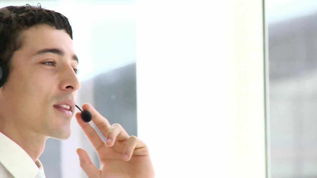 retrato del guapo representante de servicio al cliente