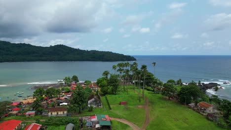 Volando-Sobre-La-Ciudad-De-Porto-Alegre-Hacia-El-Mar,-São-Tomé,-África