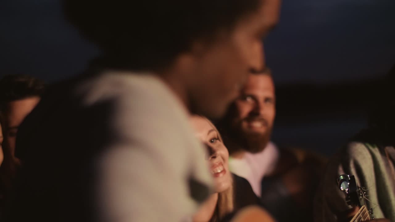 밤에 해변에서 함께 시간을 보내는 젊은이들/다브로바 고르니차/폴란드