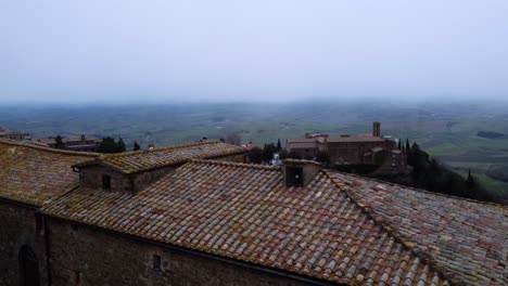 Altes-Mittelalterliches-Haus-Im-Bergdorf-Montalcino-In-Italien,-Historisches-Haus,-Luftaufnahme