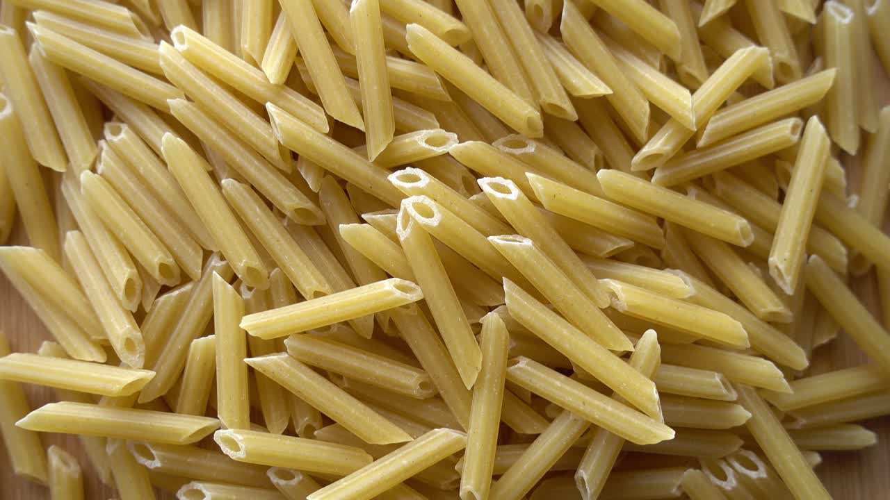 pasta de pennette en el fondo de rotación