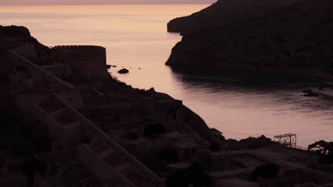 Eine-Drohne-Fliegt-über-Die-Alten,-Verlassenen-Gefängnisruinen-Der-Griechischen-Insel-Spinalogka-Und-Errichtet-Bei-Sonnenuntergang