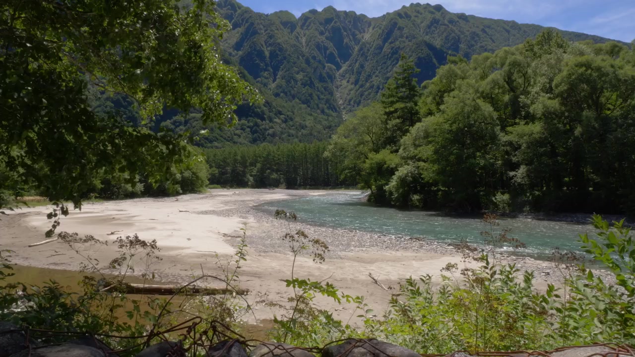 Fiume Azusa che scorre attraverso Kamikochi - Valle alpina nelle Alpi giapponesi settentrionali, Nagano, Giappone. Inquadratura ampia.