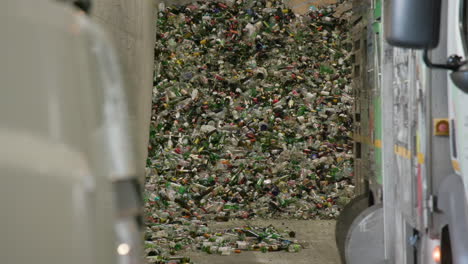 montón de botellas de vidrio en una planta de reciclaje