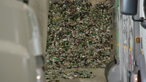 stapel von glasflaschen in einer recyclinganlage