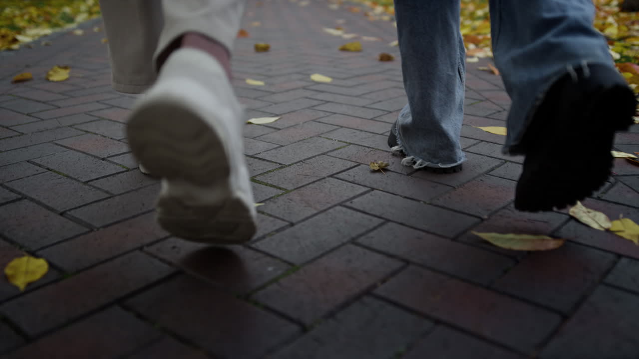 한 부부 가 함께 도시 공원 에서 산책 하고 있다