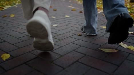 pareja caminando juntos por el parque de la ciudad