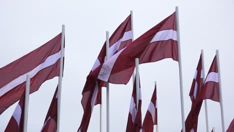 Lettische-Flagge-An-Feiertagen