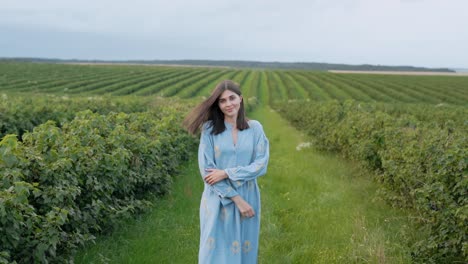 Una-Joven-Atractiva-Con-Un-Vestido-Camina-Por-El-Jardín