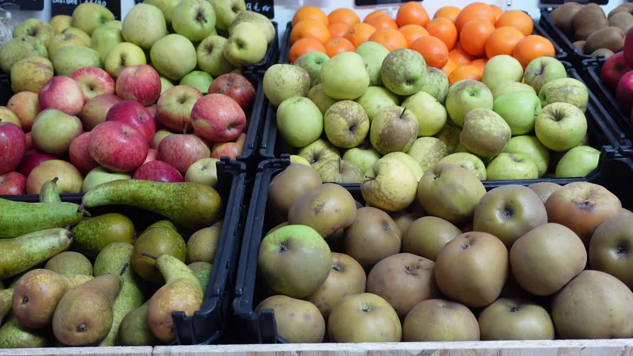 varios tipos de frutas para la venta en un mercado