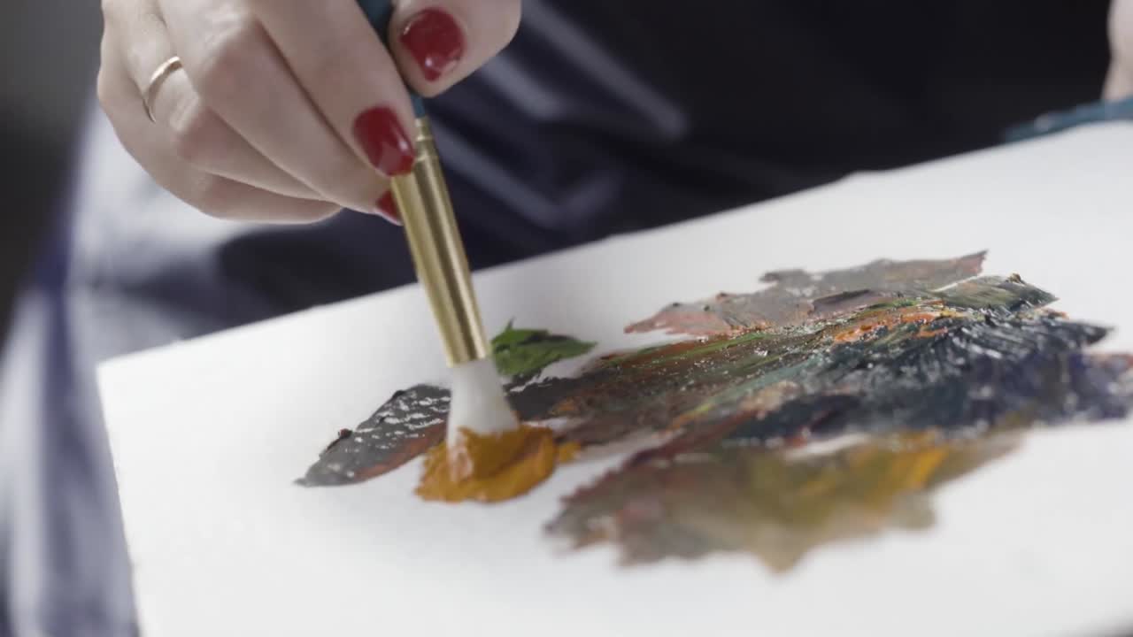 油絵の具で絵を描く女性