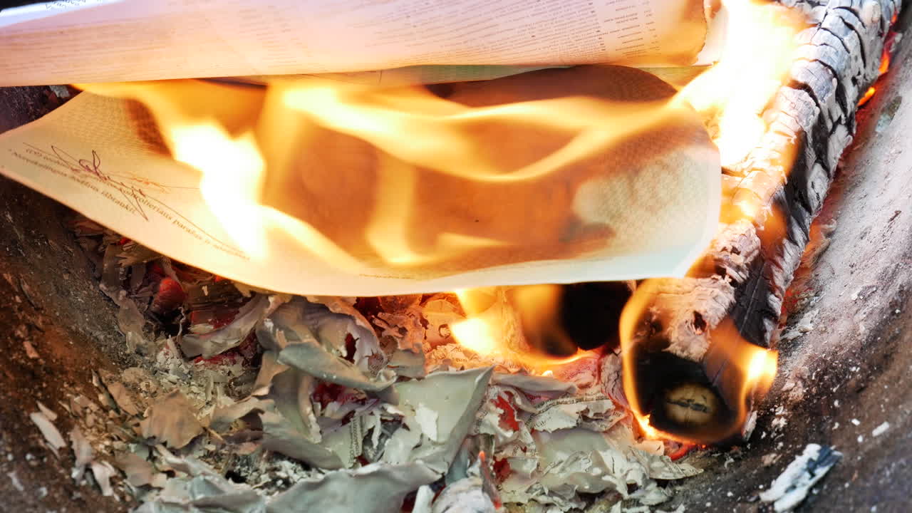 그것을 숨기기 위해 중요한 문서 묶음을 불 속에 던짐