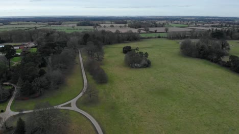 Antenne---Somerleyton-Hall-Und-Felder,-Somerleyton,-England,-Weitwinkelaufnahme