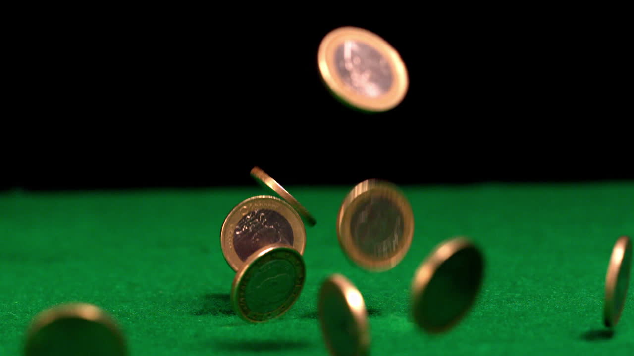 muchas monedas de euro que caen sobre la mesa del casino