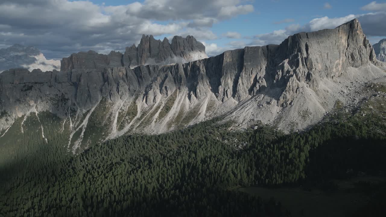 Rekaman drone di atas Dolomites, Italia-6