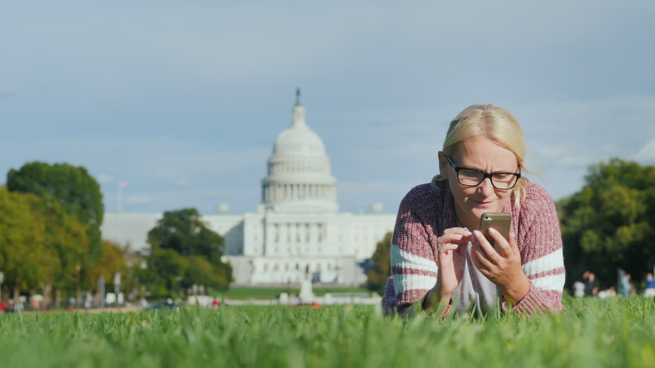 Donna usa il telefono vicino al Campidoglio