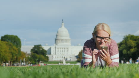 Woman-Uses-Teléfono-by-Capitol-Building