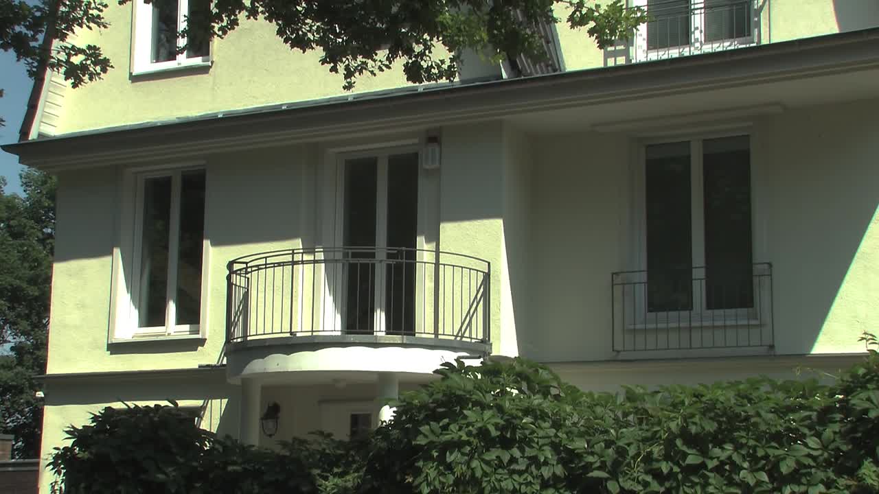 plano medio de villa cerca de wannsee en berlín, alemania-6