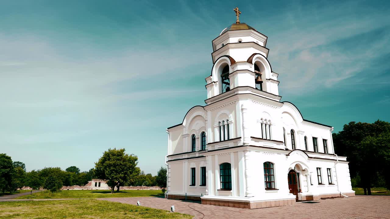 брест, беларусь. колокольня, колокольня гарнизона собора святого николая церковь в мемориальном комплексе брестская крепость героя в солнечный летний день