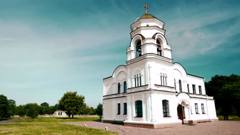brest, bielorrusia. campanario, torre del campanario de la guarnición catedral de san nicolás iglesia en el complejo conmemorativo fortaleza del héroe de brest en un soleado día de verano