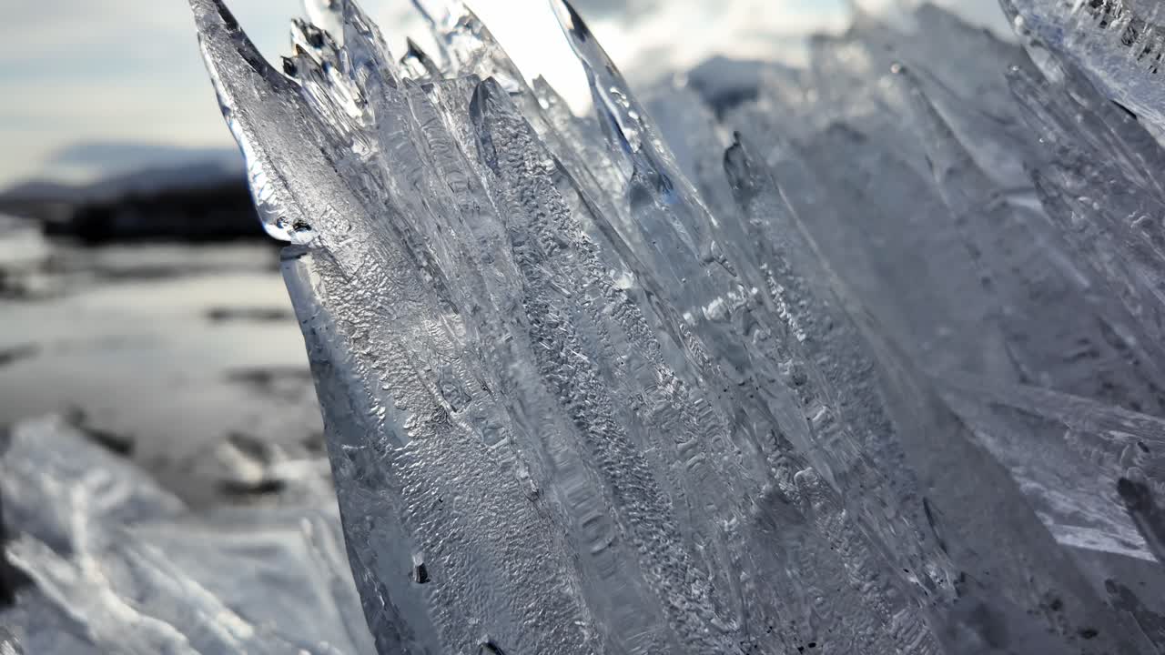 물 표면에 떠다니는 얼음에 대한 상세한 시각, 복잡한 패턴과 질감을 보여줍니다.