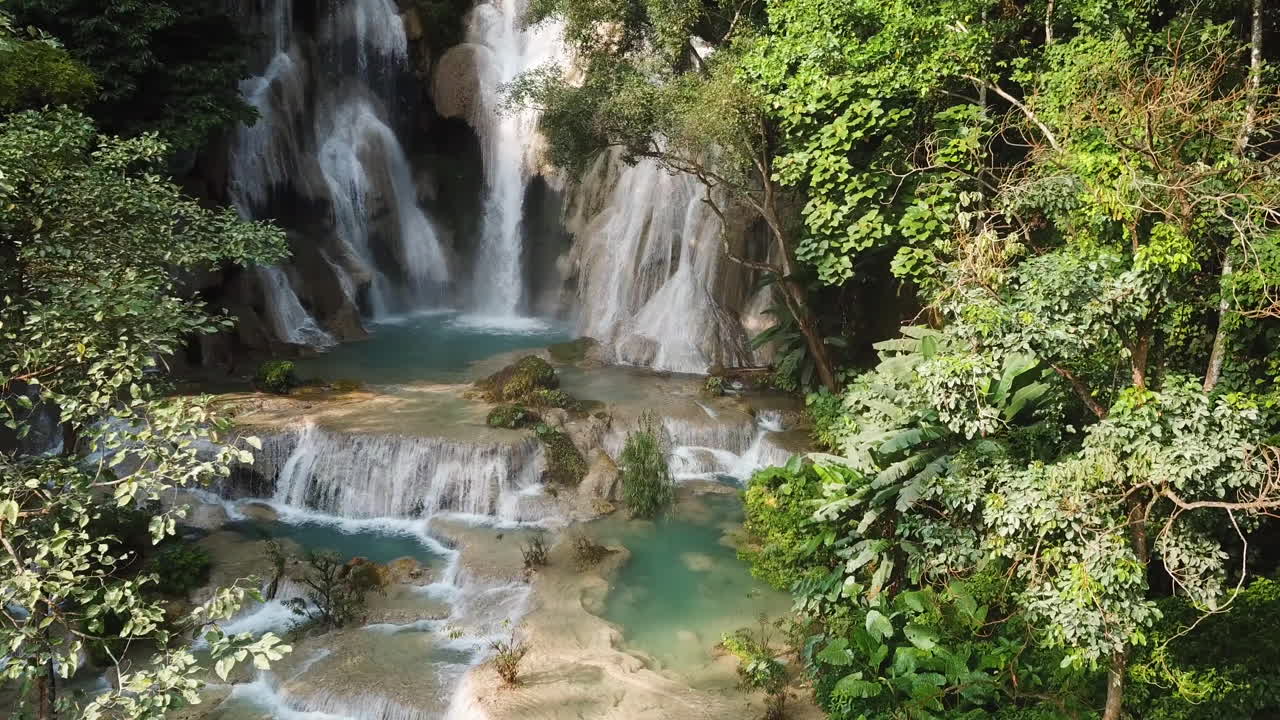 Paradiso esotico nascosto, cascata e piscine naturali turchesi in Laos, Cascate di Kuang Si, ripresa aerea in avvicinamento.