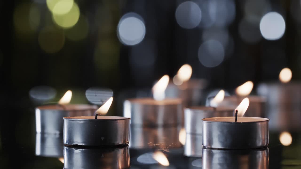 video de velas de té con llamas blancas y espacio de copia con bokeh en fondo negro