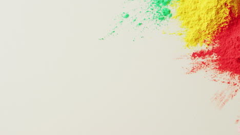 vídeo de polvos multicolores con espacio de copia sobre fondo blanco