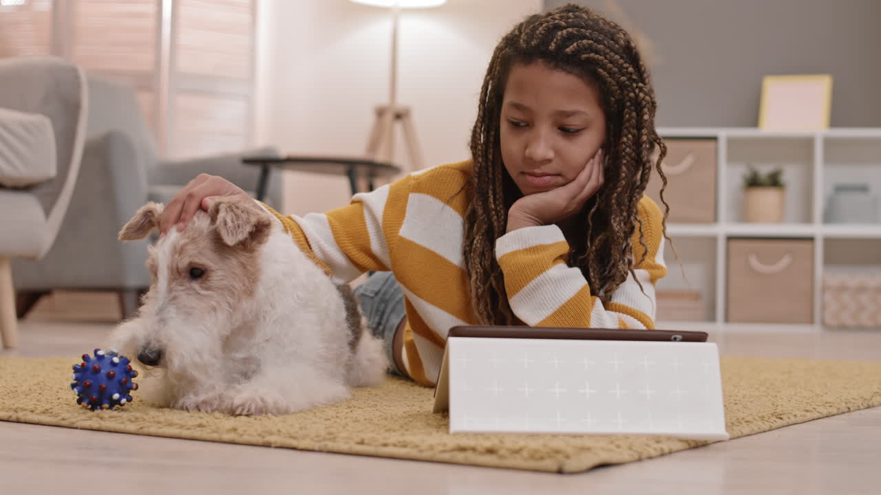 여자랑 개가 바닥에 누워있어요