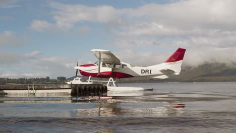 Pilot-Springt-Auf-Schwimmsteg,-Um-Wasserflugzeug-Zu-Sichern,-Wasserflugzeug-Anzudocken