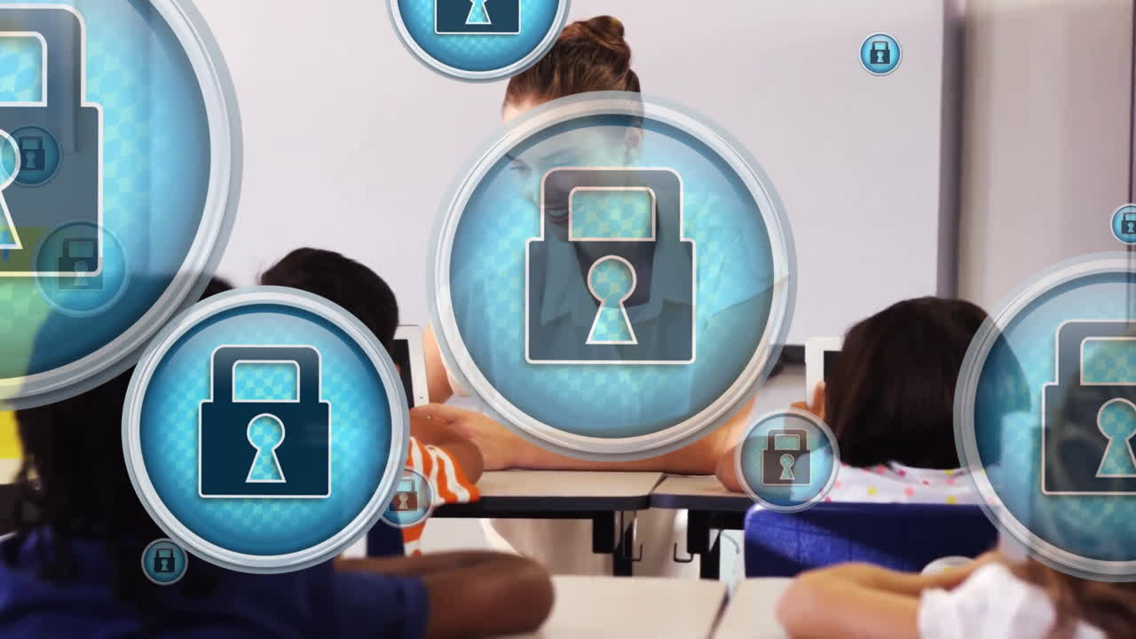 animación de un candado en círculos sobre diversas maestras que ayudan al niño a usar la tableta digital